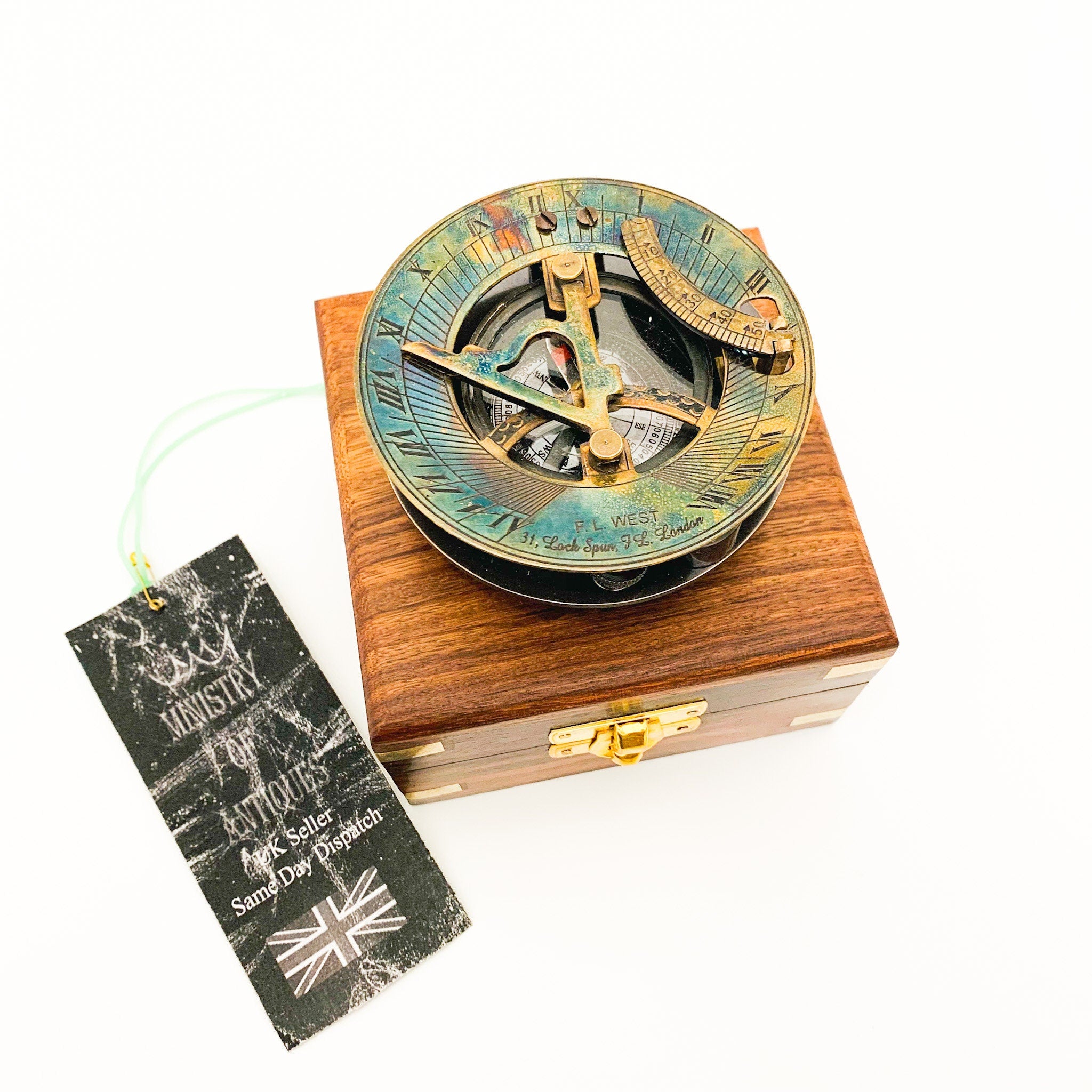 Peut inclure: Un compas de soleil en laiton avec une rose des vents et une boîte en bois. Le compas est dans une boîte en bois avec un loquet en laiton. Le compas a une finition bleue, verte et dorée.