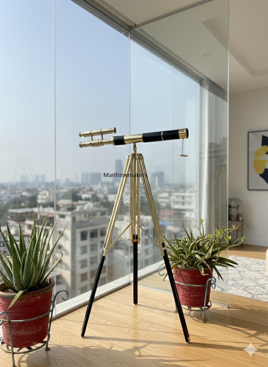 Può includere: Un telescopio in ottone e nero su un treppiede dorato. Il telescopio ha un corpo nero e dettagli dorati. Il treppiede ha gambe nere e supporti dorati. Il telescopio è allestito vicino a una finestra con vista sulla città.