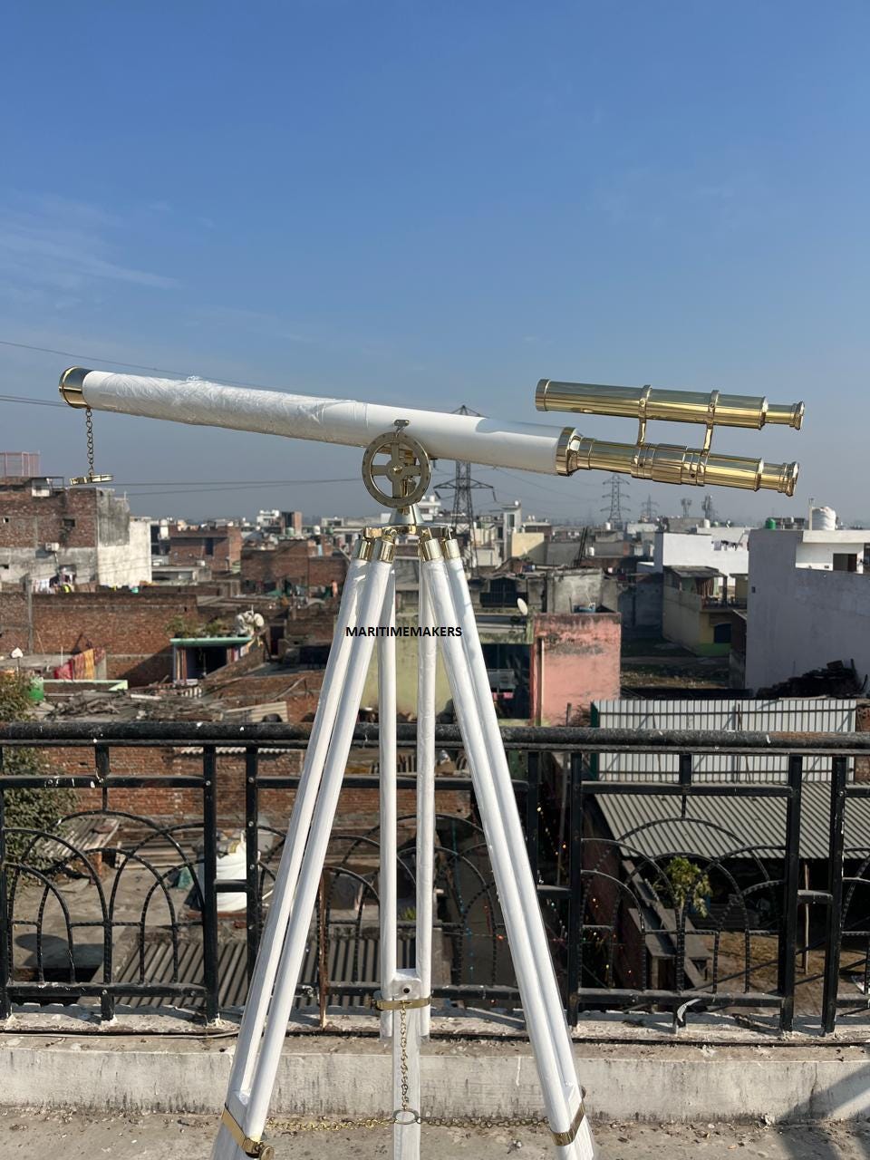 Telescopio vintage in ottone personalizzato su treppiede in legno - Arredamento nautico di lusso per la casa - Esploratore inciso personalizzato - Regalo per ufficio e biblioteca immagine 2