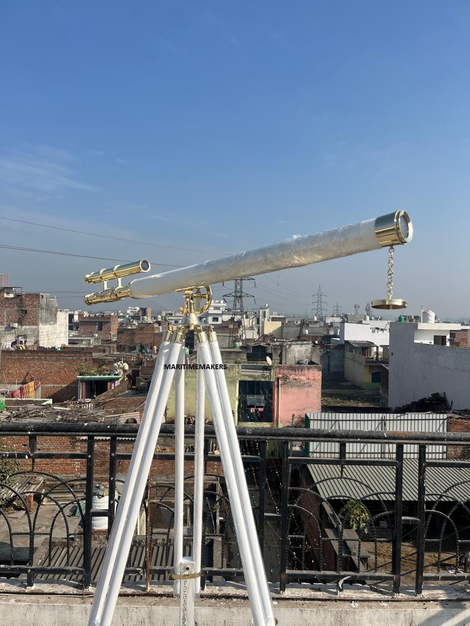 Telescopio vintage in ottone personalizzato su treppiede in legno - Arredamento nautico di lusso per la casa - Esploratore inciso personalizzato - Regalo per ufficio e biblioteca immagine 3