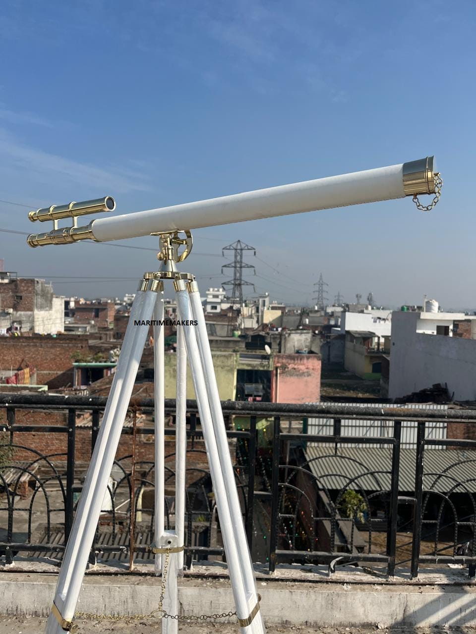 Telescopio vintage in ottone personalizzato su treppiede in legno - Arredamento nautico di lusso per la casa - Esploratore inciso personalizzato - Regalo per ufficio e biblioteca immagine 4